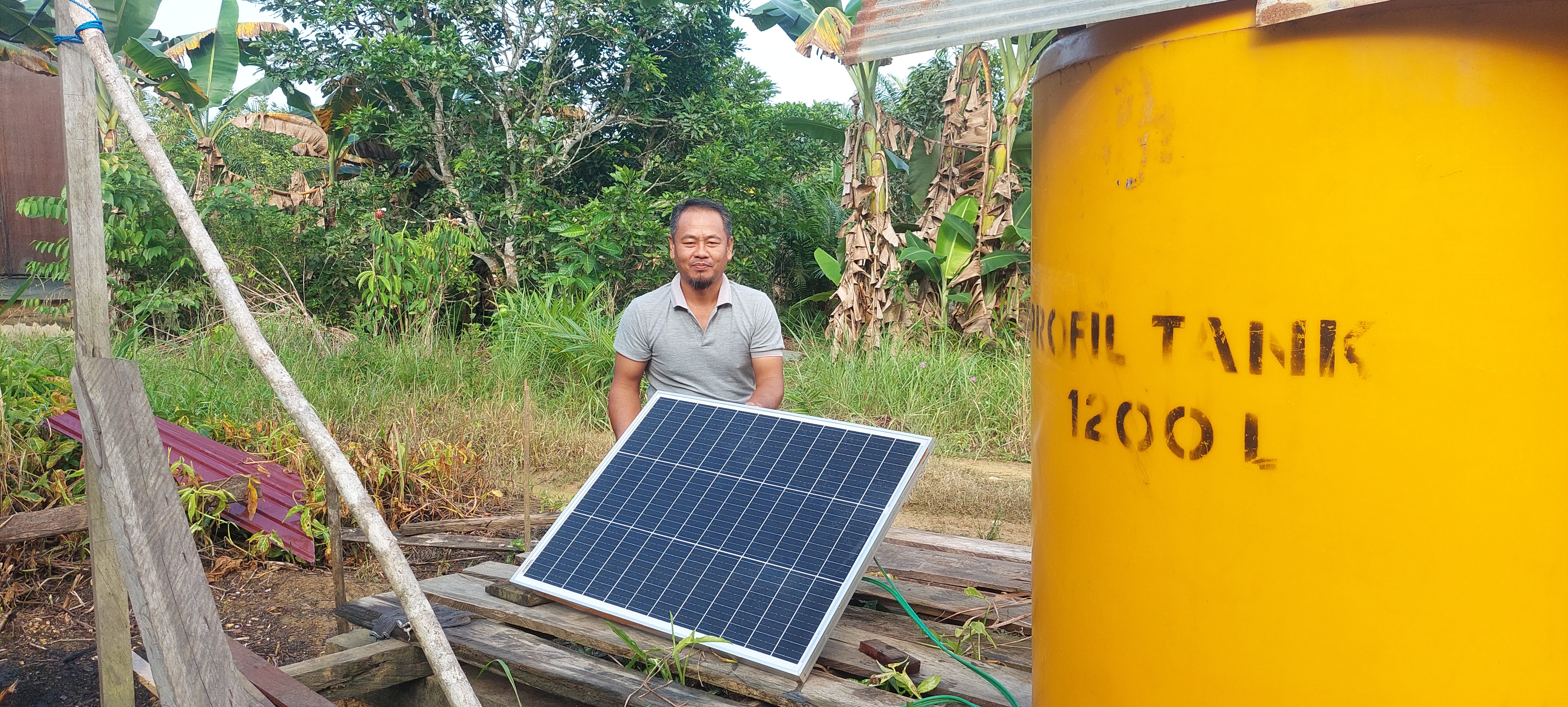 Muhidin kala menunjukkan solar cell yang terpasang di rumahnya. Sudah 5 tahun ia miliki panel surya itu, ia hanya bisa digunakan untuk lampu penerangan rumah dan mengisi daya ponsel. (Fitri Wahyuningsih/Kaltim Today)